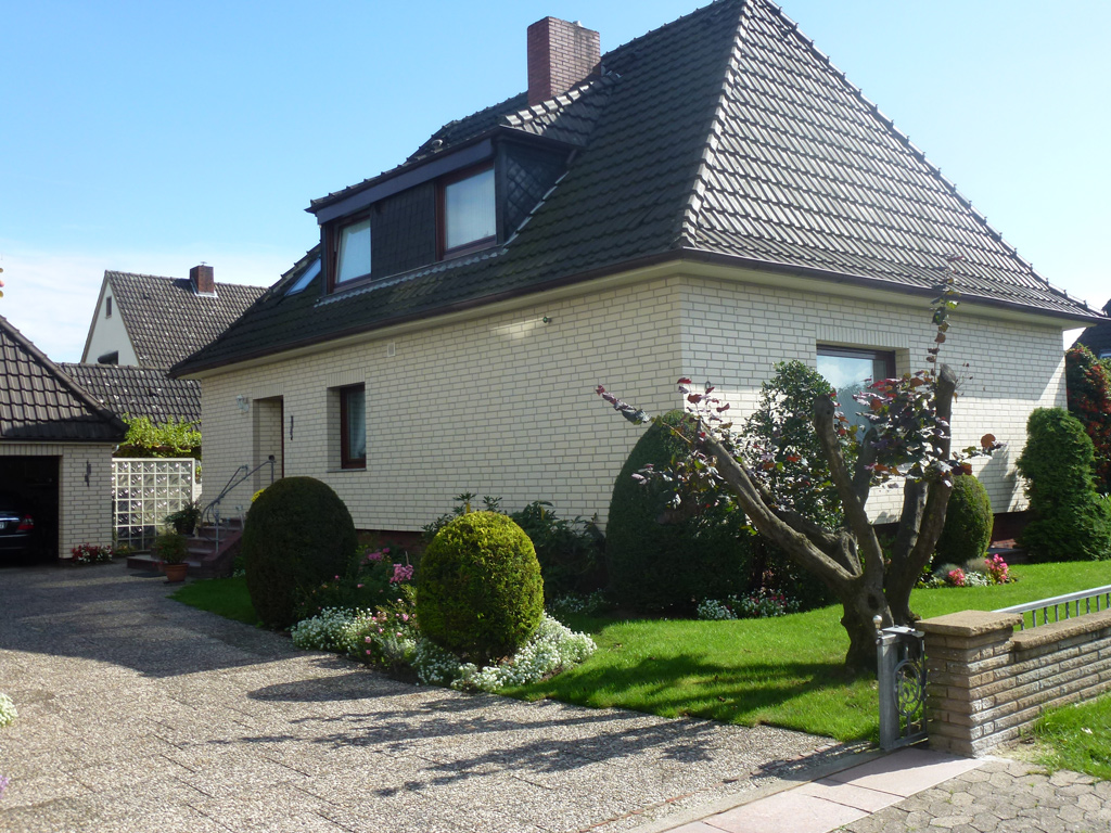 Haus mit Hofeinfahrt, verklinkert mit Klinkern in creme-weiß