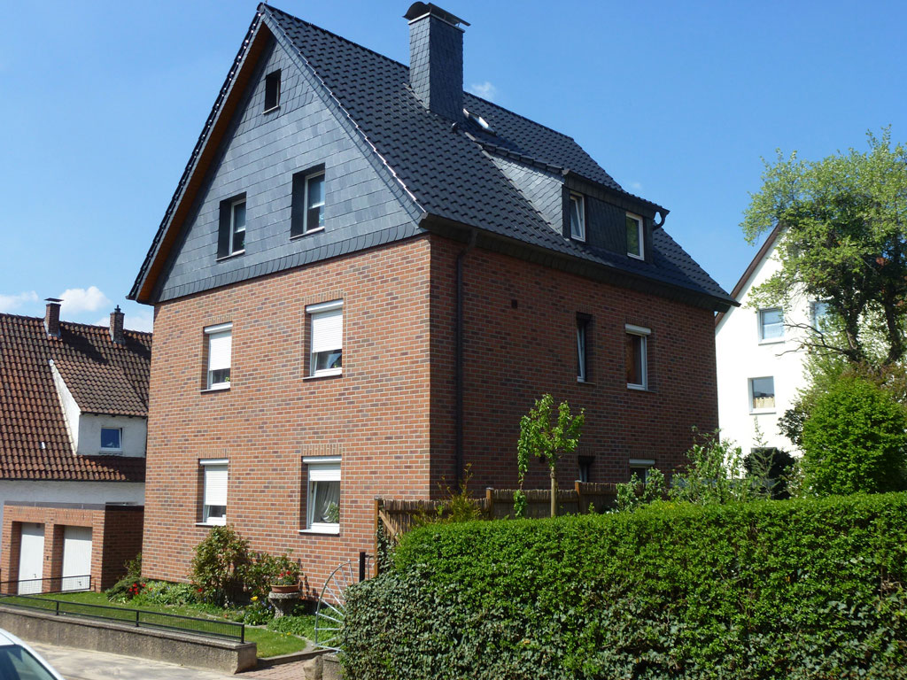 Haus mit Klinkern in hellrot und anthrazit