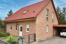 Haus mit Carport, Fassade verklinkert mit Farbe rot und sandfarben