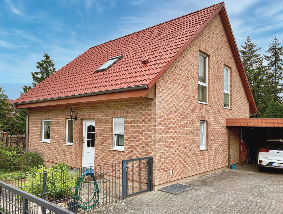 Haus mit Carport, Fassade verklinkert mit Farbe rot und sandfarben