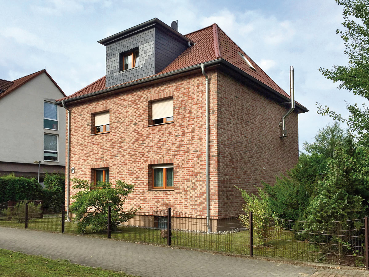 Haus Rückseite mit Klinkern rot sandfarben