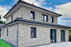 Haus mit Klinkern grau nuanciert