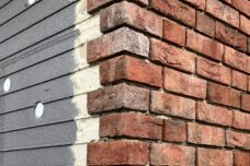 Klinkerriemchen auf EPS-Dämmplatten an einer Fassade, mit Winkelriemchen für die Ausbildung der Ecken